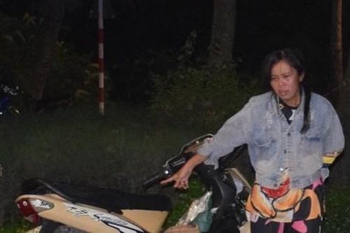 Người phụ nữ cướp dây chuyền của bạn con gái