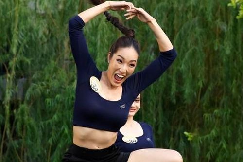 Thí sinh Hoa hậu Hoàn vũ Thái Lan có thử thách chụp ảnh khó hiểu