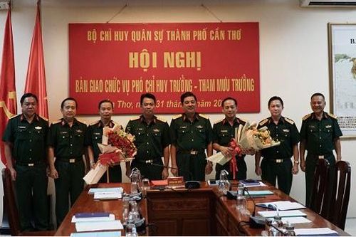 Bàn giao chức vụ Phó Chỉ huy trưởng - Tham mưu trưởng Bộ CHQS TP Cần Thơ
