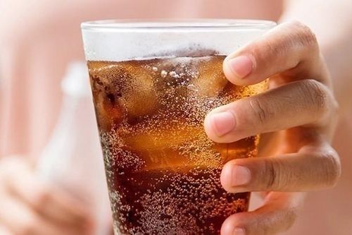 Bác sĩ yêu cầu bệnh nhân uống 9 lít coca để chữa tắc ruột