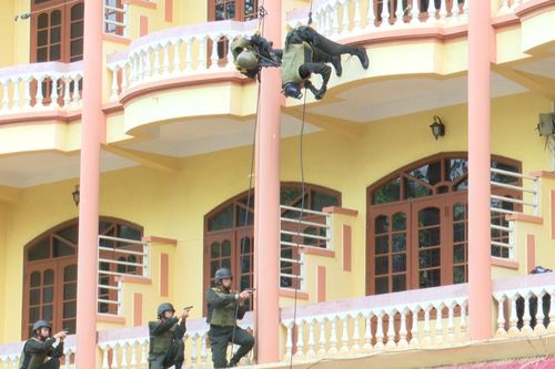 Diễn tập thực binh phương án đánh bắt khủng bố, giải thoát con tin
