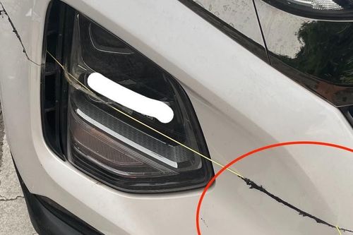 Tốn 12 triệu đồng vì ô tô bị dây diều 'chém' khi di chuyển trên đê ở Hà Nội
