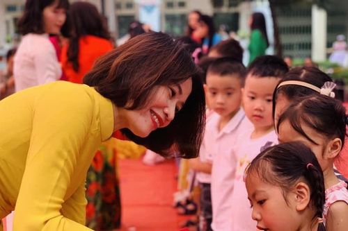 Học sinh lớp 1 Hà Nội tựu trường sớm: Em háo hức, em thút thít trong vòng tay mẹ