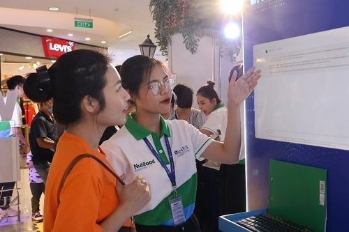 Hàng nghìn người dự triển lãm Viện Nghiên cứu Dinh dưỡng Nutifood Thụy Điển