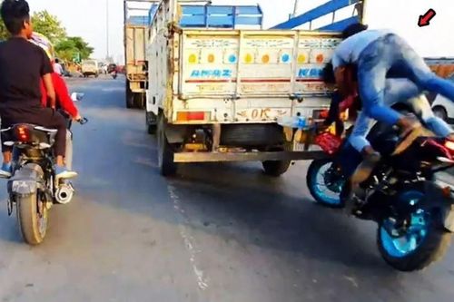 Môtô đâm đuôi xe tải, 3 thanh niên ngã nhào xuống đường