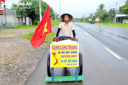 Chuyện về chàng trai Nghệ An đẩy xe hút đinh, vá xe miễn phí xuyên Việt