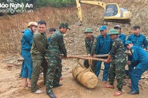 Phát hiện quả bom gần 3,5 tạ còn nguyên kíp nổ khi đào móng nhà