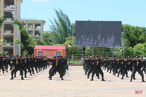 Lực lượng vũ trang Hà Tĩnh diễn tập xử lý tình huống gây rối, phòng chống khủng bố