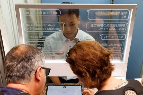 Nhật Bản: Thử nghiệm màn hình dịch tự động hỗ trợ du khách nước ngoài