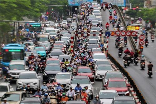 Sau mưa lớn, nhiều tuyến phố Hà Nội tắc nghẽn giờ tan tầm