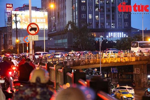 Hà Nội mưa to, giao thông ùn tắc, dân đứng chôn chân trong cơn mưa lớn