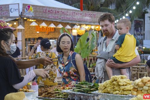 Du khách thích thú thưởng thức ẩm thực và trải nghiệm nghề truyền thống Việt Nam