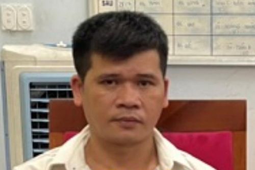 Ngủ quên bên vỉa hè, du khách nước ngoài bị người đàn ông giở trò xấu