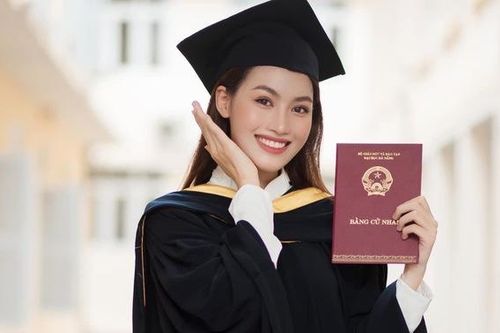 Á hậu Minh Thư rạng rỡ trong ngày tốt nghiệp đại học