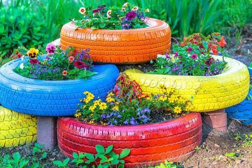 Khu vườn nhỏ xinh được tạo ra từ những món đồ nội thất cũ