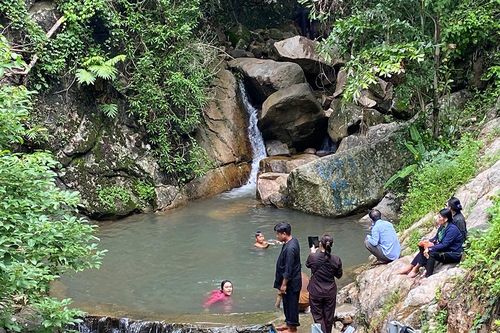Lên non tắm suối
