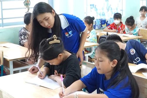 Nghỉ hè, học trò ở nông thôn đi học tiếng Anh… miễn phí