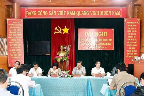 Bí thư Tỉnh ủy, Chủ tịch HĐND tỉnh Hồ Văn Niên tiếp xúc cử tri tại TP. Pleiku