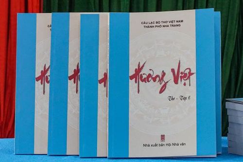 Ra mắt tập thơ Hương Việt 6