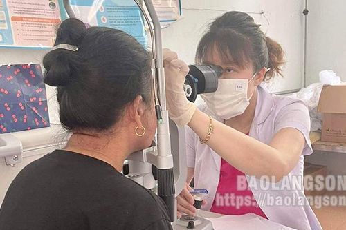 Bình Gia: Trên 200 người được khám miễn phí các bệnh về mắt