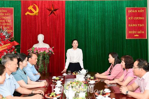 Phó Bí thư Thường trực Tỉnh ủy Lê Thị Kim Dung chúc mừng Ban Tuyên giáo Tỉnh ủy nhân kỷ niệm 93 năm Ngày truyền thống ngành Tuyên giáo của Đảng