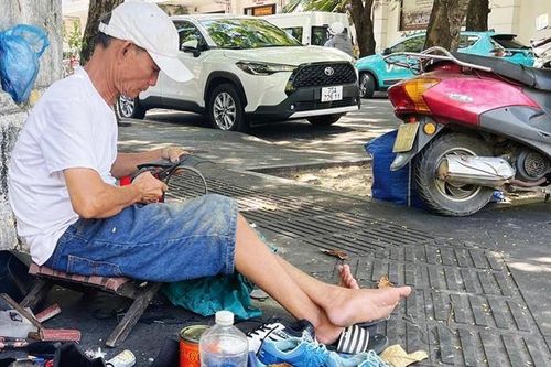 Nghề 'chữa bệnh' cho giày, dép cũ