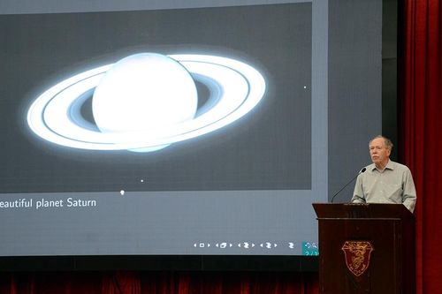 Giáo sư từng đạt giải Nobel truyền cảm hứng cho học sinh, sinh viên Huế
