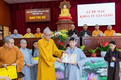 Đắk Lắk: Ban Trị sự Phật giáo tỉnh trao chứng chỉ và phần thưởng đến tu sinh khóa gia giáo