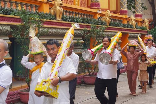 Lễ dâng đèn hạ đến chư Tăng an cư tại chùa Candaransi
