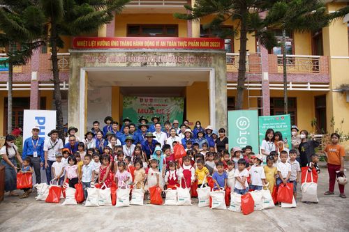 Signify Việt Nam 'thắp sáng' vùng biên giới cao nguyên Trung Bộ