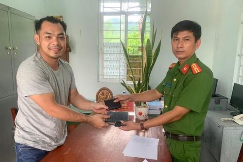 Nhặt được tài sản trị giá trên 20 triệu đồng, 2 thiếu niên vùng cao tìm trả lại người mất