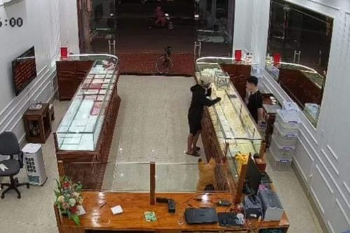 Khởi tố đối tượng cướp giật nhẫn vàng