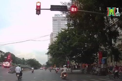 Nhiều phương tiện bất chấp đèn tín hiệu giao thông