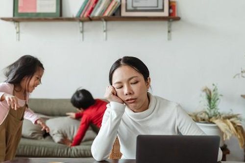 Năm nay tiền trường bao nhiêu?