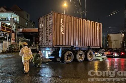 Nam sinh viên đi nhậu về tông đuôi xe container, tử vong tại chỗ