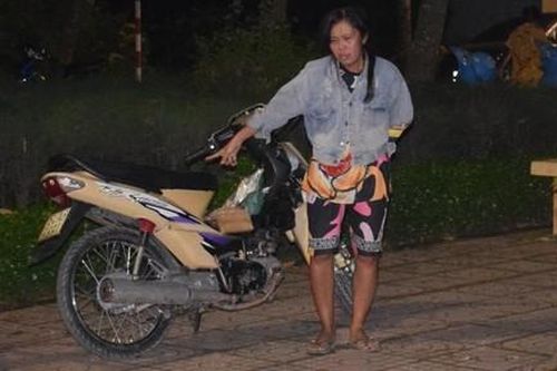 Chở con đi công viên chơi, mẹ nổi lòng tham giật dây chuyền của trẻ em