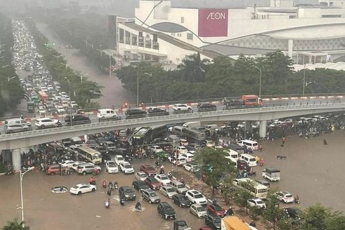 Hà Nội: Mưa như trút nước, nhiều nơi tắc cứng, tài xế chôn chân suốt 3 tiếng