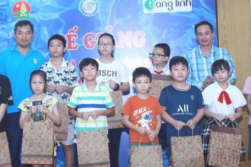 Dạy bơi miễn phí cho 137 trẻ em có hoàn cảnh khó khăn