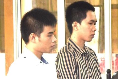 Bị chửi trước mặt bạn gái, gã trai lấy dao dài 47cm chém người