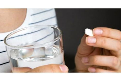 Vì sao không nên bẻ hoặc nghiền thuốc viên cho dễ uống?