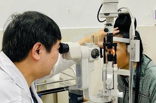 Bác sĩ HITEC 'mở lại' một bên 'cửa sổ tâm hồn' bị lỗi gần 40 năm, bằng kỹ thuật phaco nâng cao …