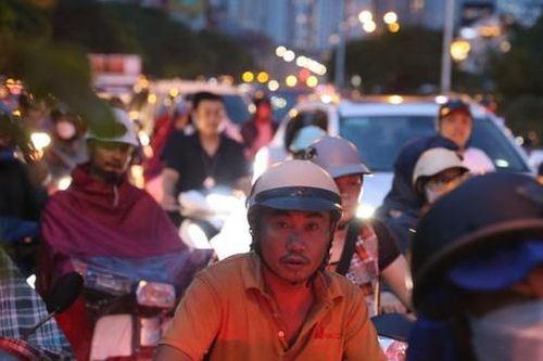 Người Hà Nội 'đánh vật' với giao thông ùn tắc sau cơn mưa lớn