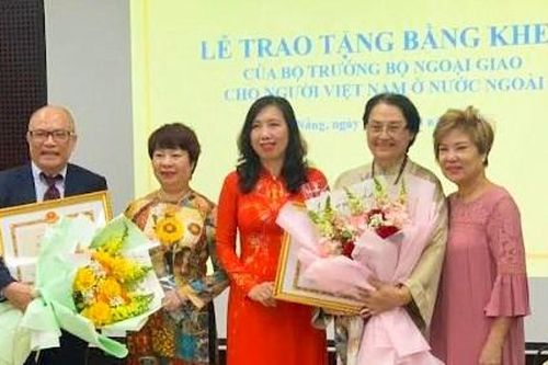 Tặng bằng khen cho 2 kiều bào đóng góp tích cực vào sự phát triển của Đà Nẵng
