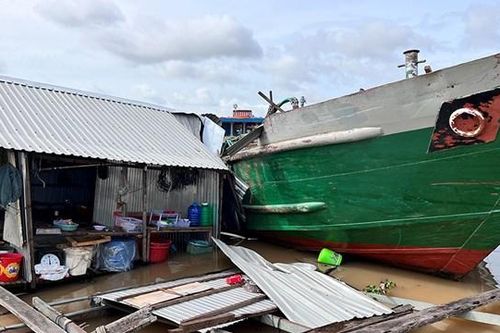 Người đàn ông không bằng lái, điều khiển sà lan tông sập bè cá trên sông Hậu