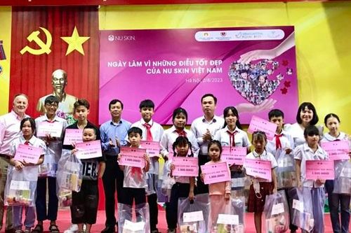 Hà Nội tặng quà 100 trẻ em khuyết tật, mồ côi bị ảnh hưởng dịch Covid-19