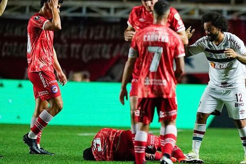 Marcelo nhận thẻ đỏ, bật khóc nức nở sau khi vô tình làm gãy gập chân đối thủ