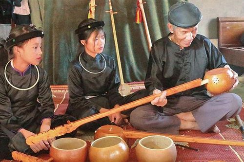 Người thổi hồn cho những cây đàn tính
