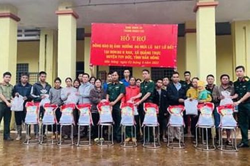 Trung đoàn 726 (Binh đoàn 16) tặng quà hỗ trợ người dân bị ảnh hưởng bởi thiên tai