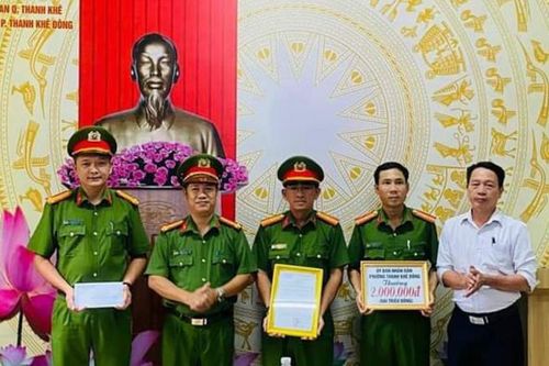 Khen thưởng thành tích đấu tranh phòng, chống tội phạm