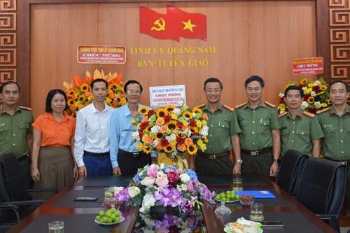 Lực lượng Công an thăm, chúc mừng Ngày truyền thống Ngành Tuyên giáo